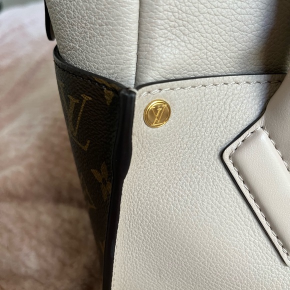 LOUIS VUITTON On My Side MM purse - Picture 5 of 16
